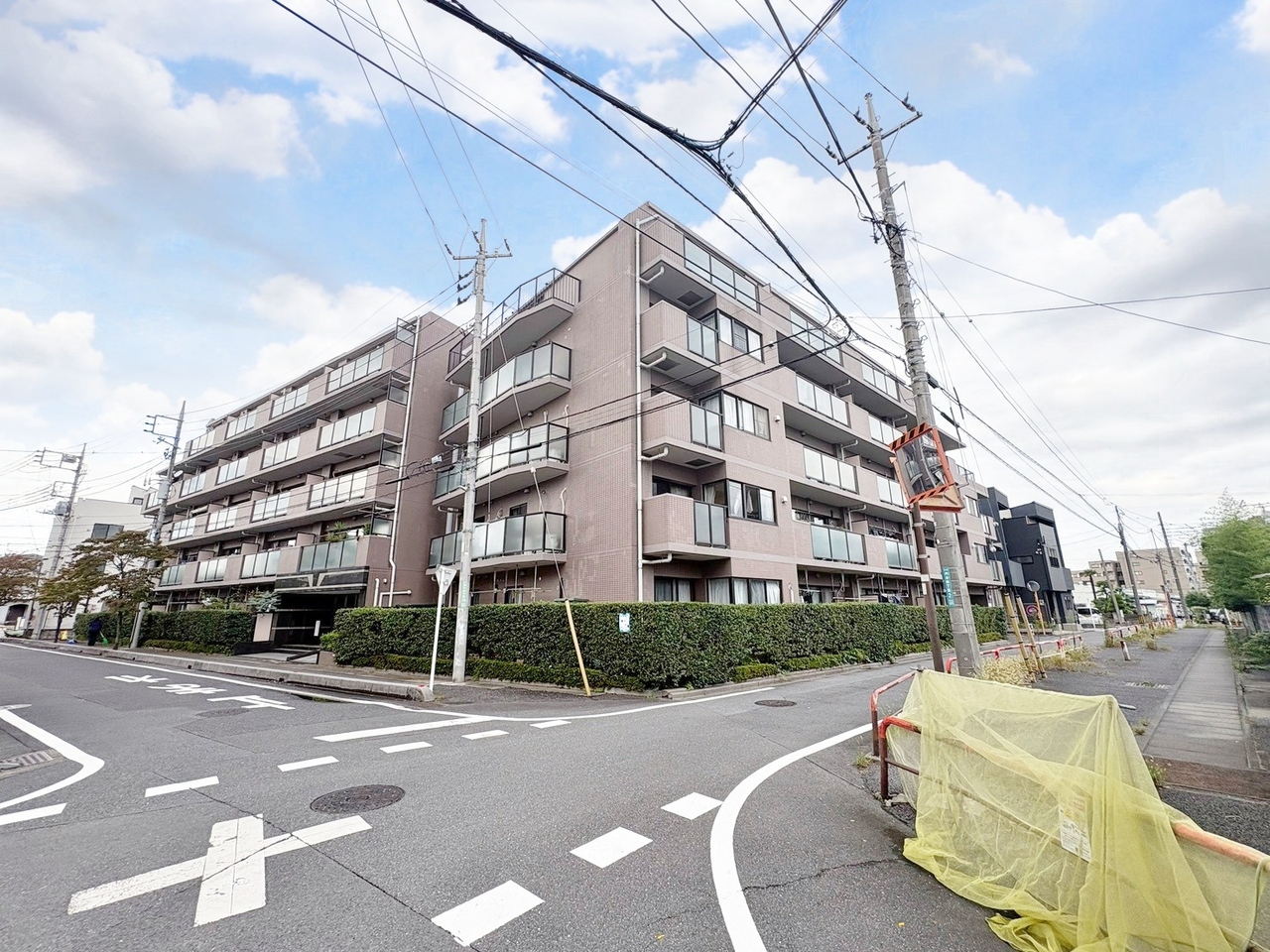 南東三方角部屋につき開放感あふれるお住まい。