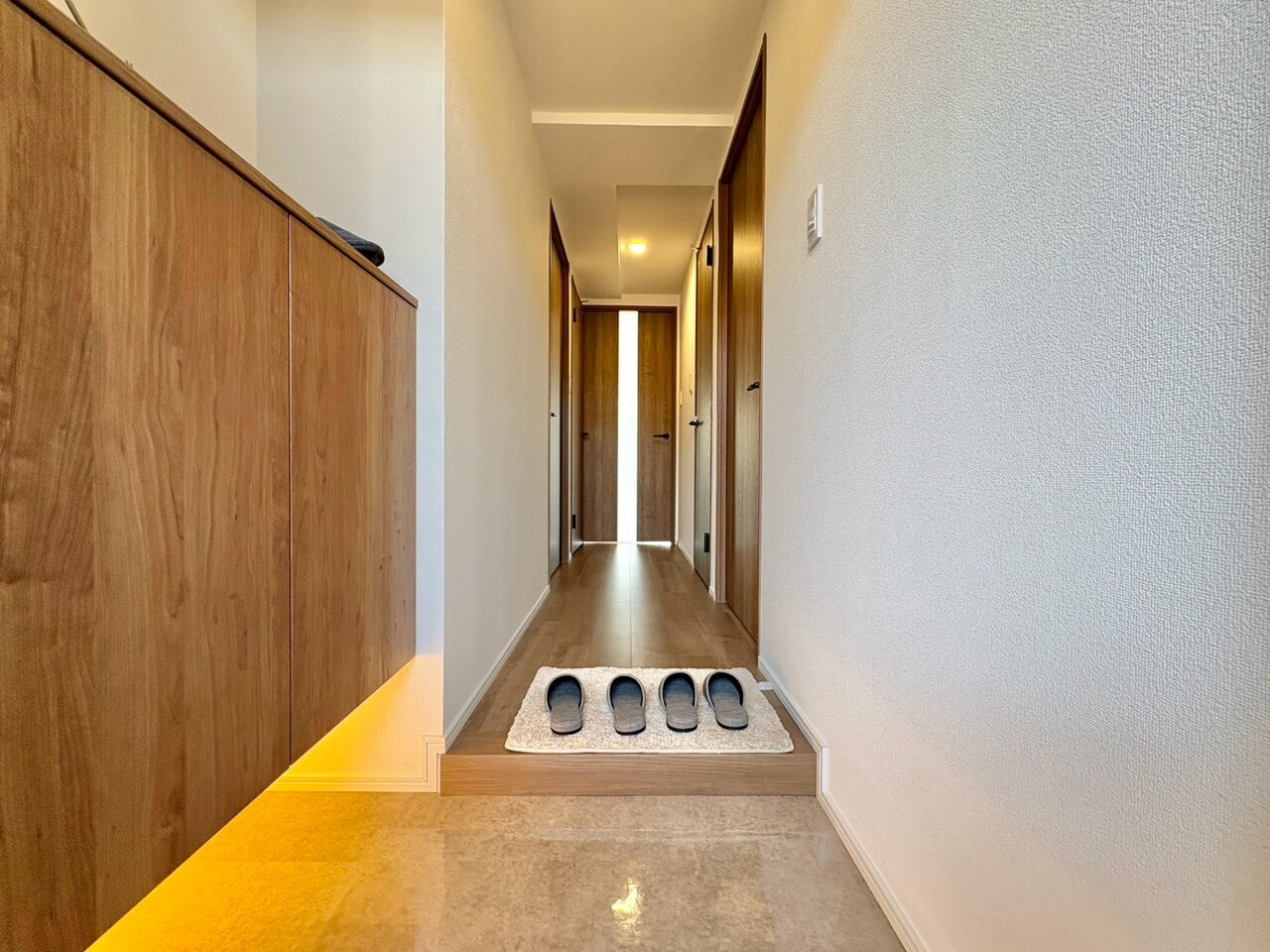 明るさと清潔感を兼ね備えた玄関が建物内へと導きます。
