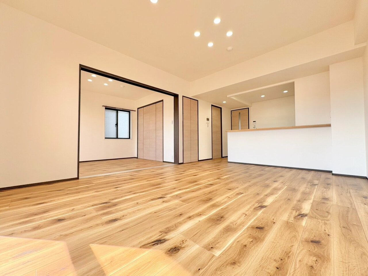室内には豊かな陽光が注ぎ込み、爽やかな住空間を演出。