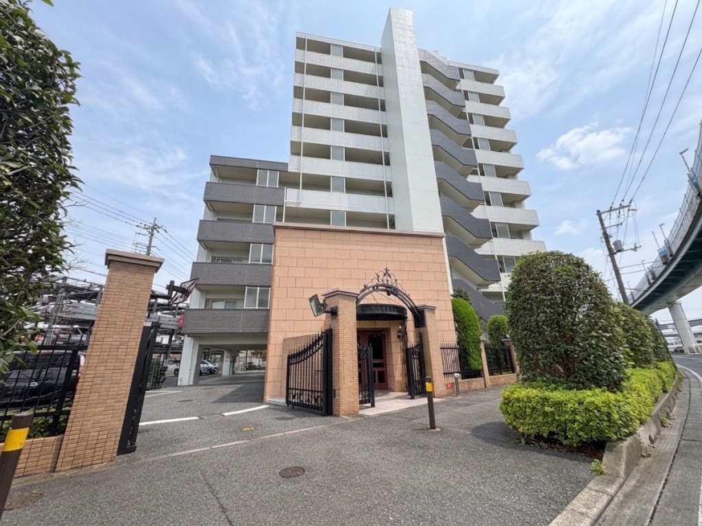 10階建て6階部分、55平米の広々ルーフバルコニーのある角部屋。