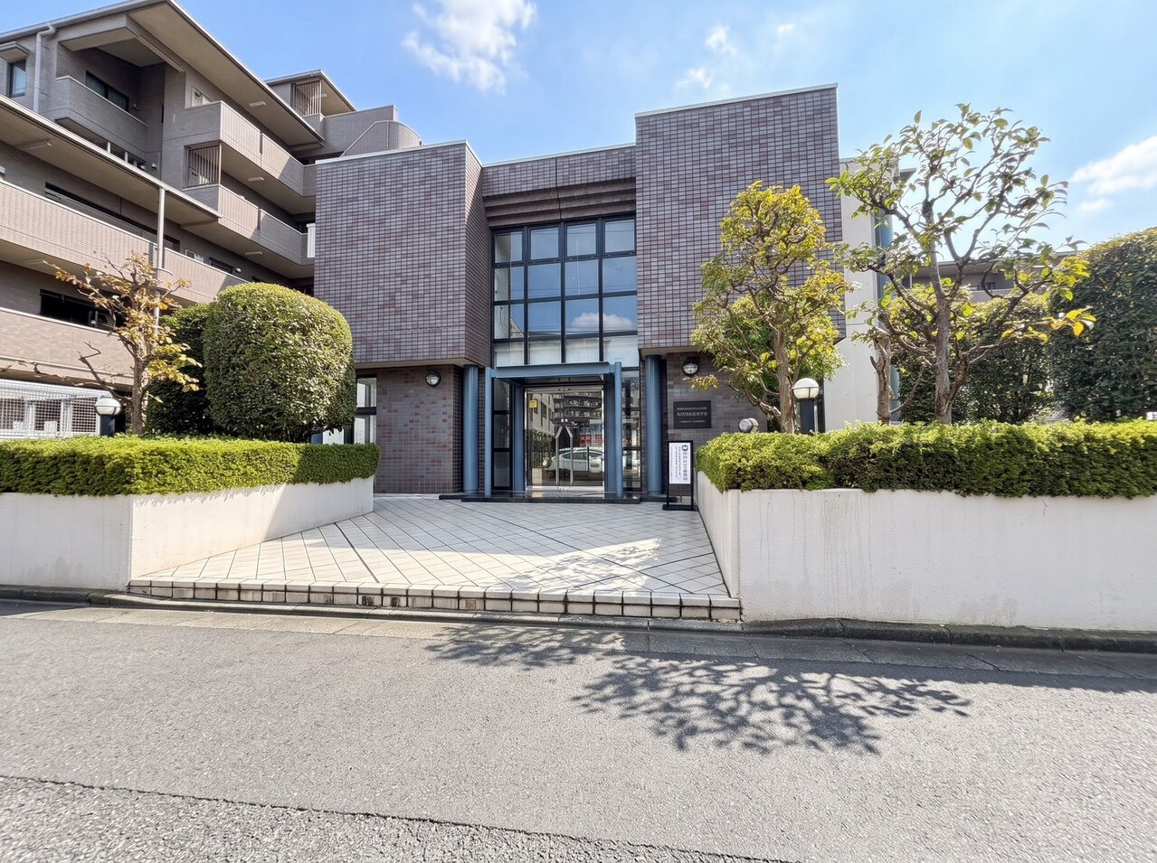 上尾駅まで徒歩5分の立地。7階建て4階部分、角部屋につき通風良好です。