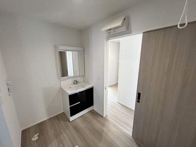 洗面所には便利な室内物干し（1号棟）のスライド画像