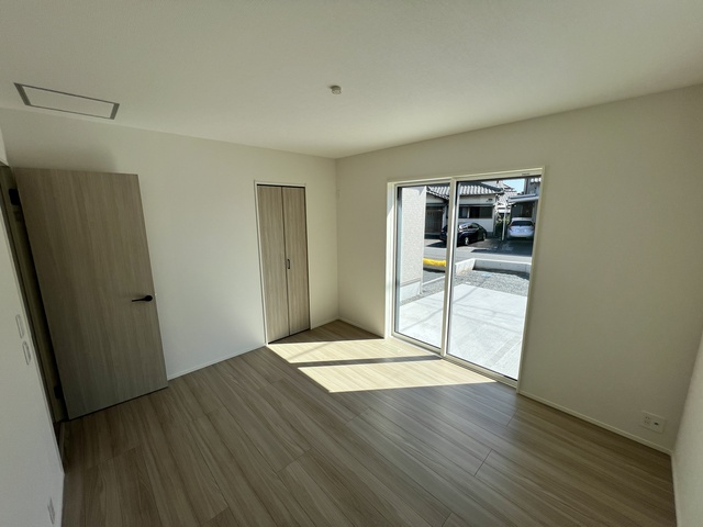 モダンな雰囲気のフローリング（1号棟）のスライド画像