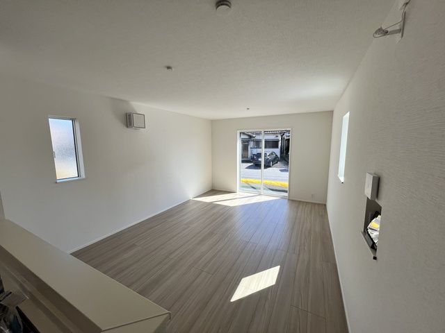 暖かい日差しの入るリビングです（1号棟）のスライド画像