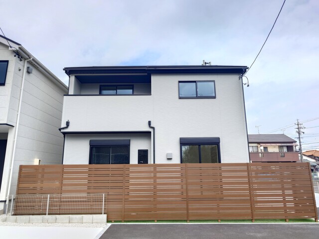 ８号棟　外観<br>目隠しフェンス設置のスライド画像