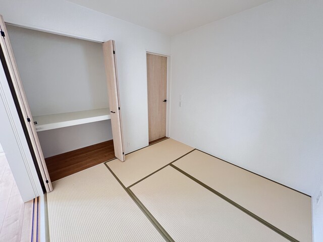１号棟　和室<br>子どもの遊び場として便利なＬＤＫ横の和室<br>のスライド画像