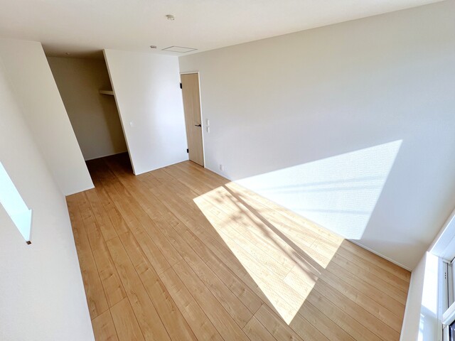 １号棟　洋室<br>バルコニーに面した明るい洋室<br>収納場所に困らない広々ウォークインクローゼットのスライド画像