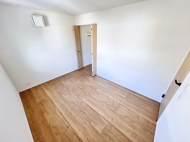 １号棟　洋室<br>２Ｆ全３部屋部屋ゆったり６帖以上のスライド画像