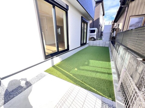 １号棟　庭<br>人工芝施工済み