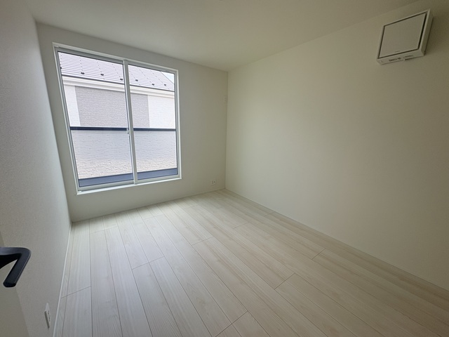 壁一面大きな窓で解放感のあるお部屋です。のスライド画像