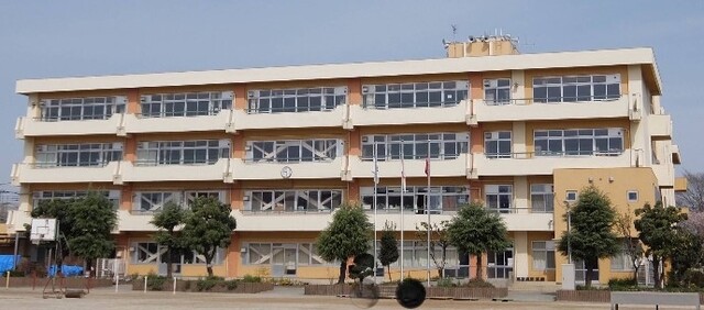 【西小学校】徒歩約１０分のスライド画像