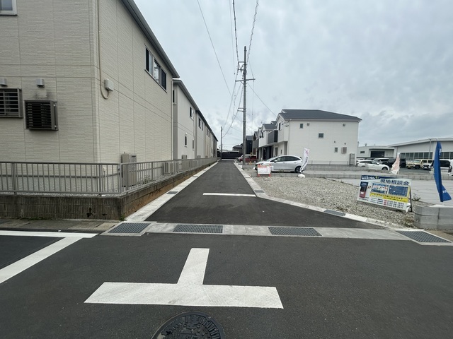 【1号棟】前面道路含む現地写真のスライド画像