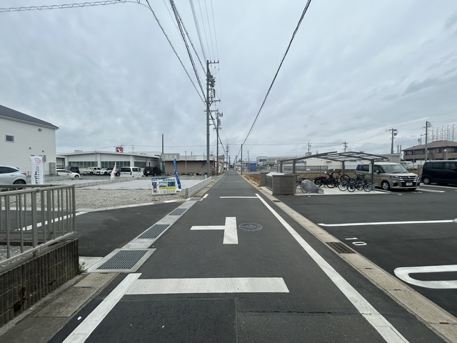 【1号棟】前面道路含む現地写真のスライド画像