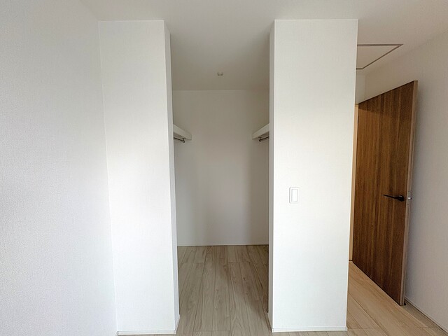 １号棟　洋室ウォークインクローゼット<br>収納にゆとりが持てるウォークインクローゼットのスライド画像
