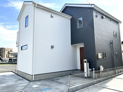 バイカラーの外壁が目を引くおしゃれな外観です。（2号棟）
