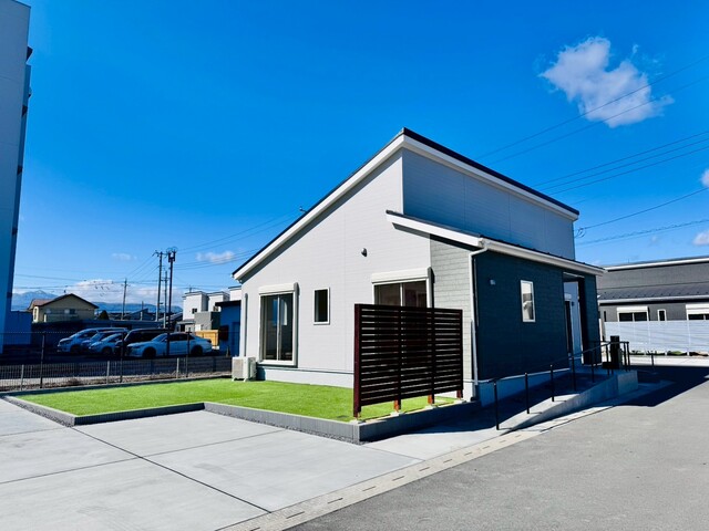【12号棟】<br>カースペース3台分（車種による）、宅配ボックスありのスライド画像