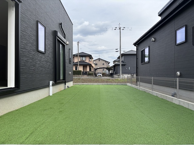 ３号棟　庭　きれいなグリーンでおしゃれ(人工芝)　<br>のスライド画像