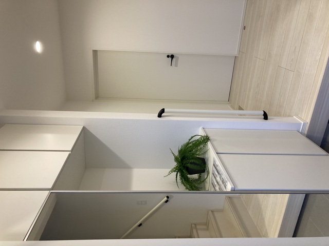開ければ広がる、閉じれば落ち着く玄関のスライド画像