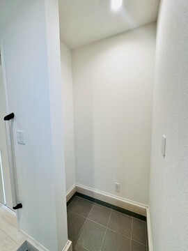 【1号棟】<br>玄関横にシューズインクローク付き！ベビーカーやアウトドアグッズも収納できます。