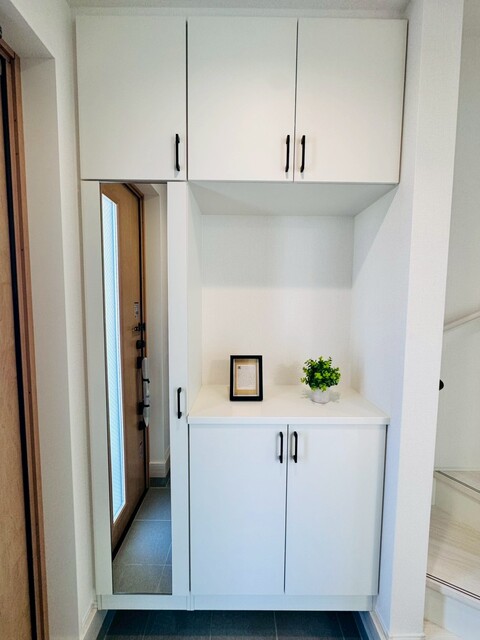 【1号棟】シューズクローク<br>天井までの高さがあるたっぷり玄関収納。大容量のコの字型タイプで鍵などの小物も置けるスペースがあります。のスライド画像