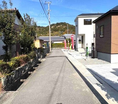 分譲地接道風景（北向き）<br>車庫入れも安心な４ｍ道路