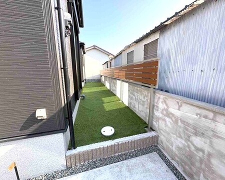 ③号棟　庭<br>お庭には人口芝を設置！！<br>