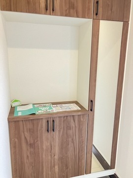 ２号棟　玄関　シューズクローゼット＋全身鏡付き