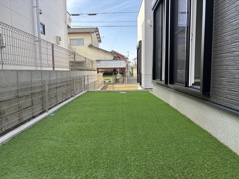 ２号棟　庭　きれいなグリーンでおしゃれ(人工芝)