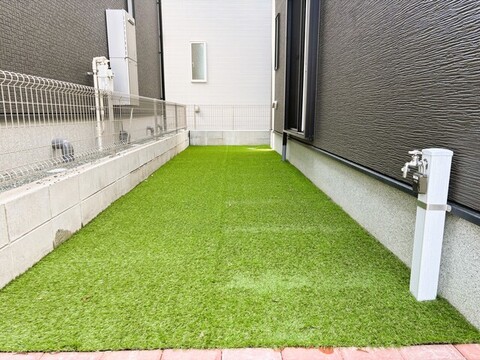 ２号棟　庭　きれいなグリーンでおしゃれ(人工芝)