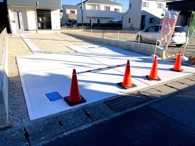 【1号棟】駐車場・庭のスライド画像