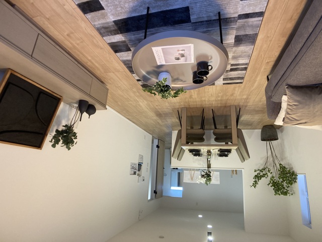 家具のデザインや配置でリビングの印象は大きく変わります。ぜひ自分の感性に合う空間をのスライド画像