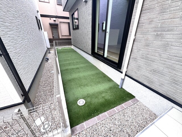 ２号棟　庭<br>人工芝施工済みのスライド画像