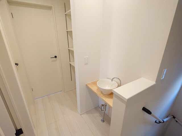 ２Ｆ手洗い場<br>２Ｆトイレ前には便利なセカンド手洗い場ありのスライド画像