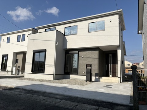 ②号棟　外観<br>南向き前面駐車場の２階建て住宅！！