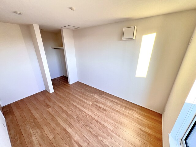 ２号棟　洋室<br>バルコニーに面した明るい洋室<br>収納場所に困らない広々ウォークインクローゼットのスライド画像