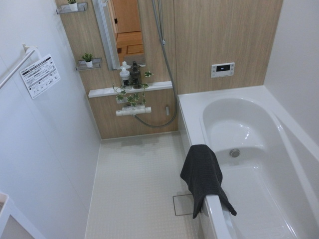浴室：浴室暖房乾燥機完備。のスライド画像