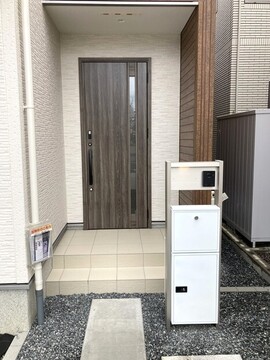 宅配ボックスがあるので留守中でも荷物を受け取れます