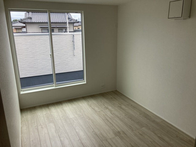 バルコニーに面した明るい洋室のスライド画像