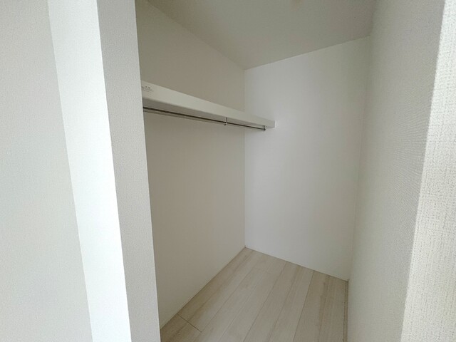 １号棟　洋室ウォークインクローゼット<br>収納にゆとりが持てるウォークインクローゼットのスライド画像
