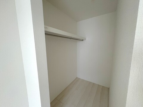 １号棟　洋室ウォークインクローゼット<br>収納にゆとりが持てるウォークインクローゼット