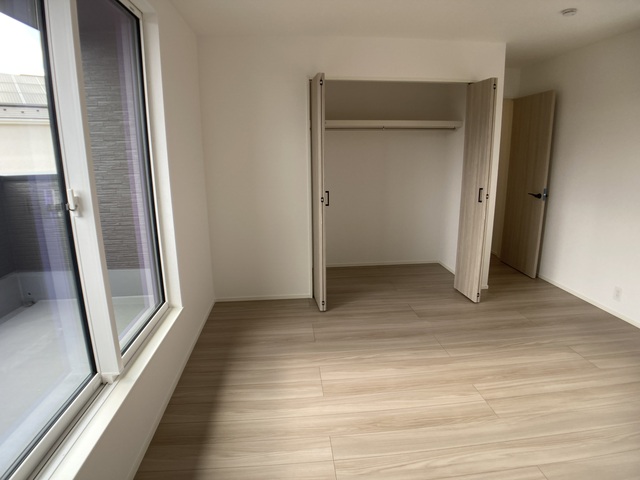 バルコニーに面した明るい洋室のスライド画像