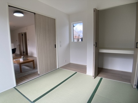 落ち着く色彩の雑貨や家具を置けばリラックス空間の出来上がり