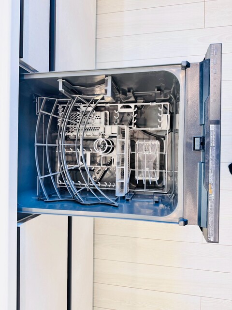 【1号棟】食洗器あり<br>洗い物が手早く片付いて、家事の時短になります。のスライド画像