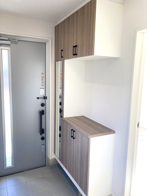 【1号棟】玄関収納のスライド画像