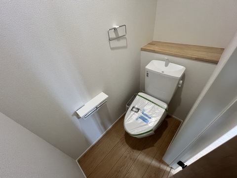 　　　　　　　　　　　　　　　　　　　　　　　　　　　　　　　　　　　　　　　　　　　　　　　温水洗浄便座です。また棚にはストックを置いたり、飾り棚としてもご利用いただけます（2号棟）