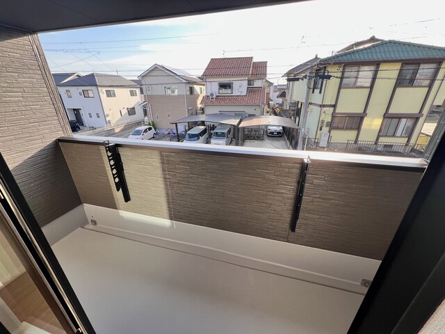 バルコニー<br>梅雨時や急な雨の時に安心のインナーバルコニーのスライド画像