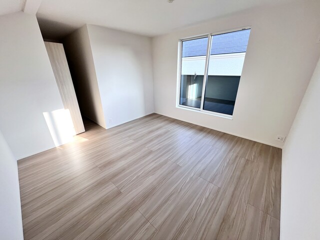 １号棟　洋室<br>バルコニーに面した明るい洋室のスライド画像