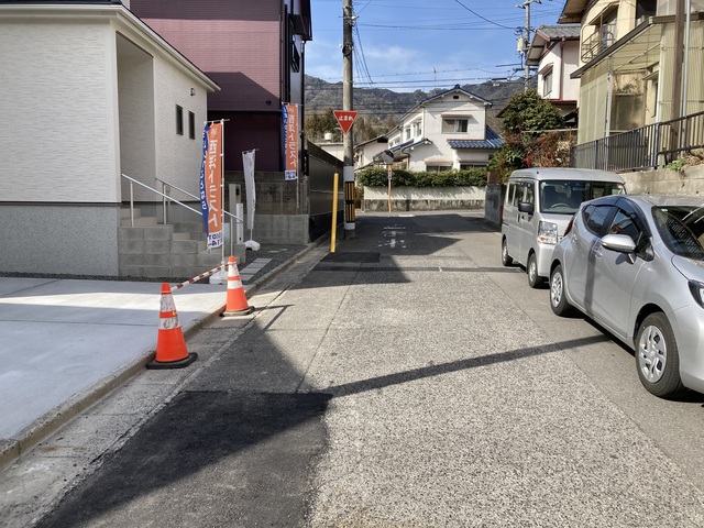 前面道路6ｍあるので駐車も楽々のスライド画像