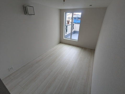 バルコニーへの行き来が便利な洋室です。（1号棟）<br>