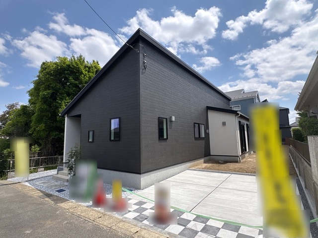 駐車場は並列2台<br>庭も広く日当たりも良いですのスライド画像